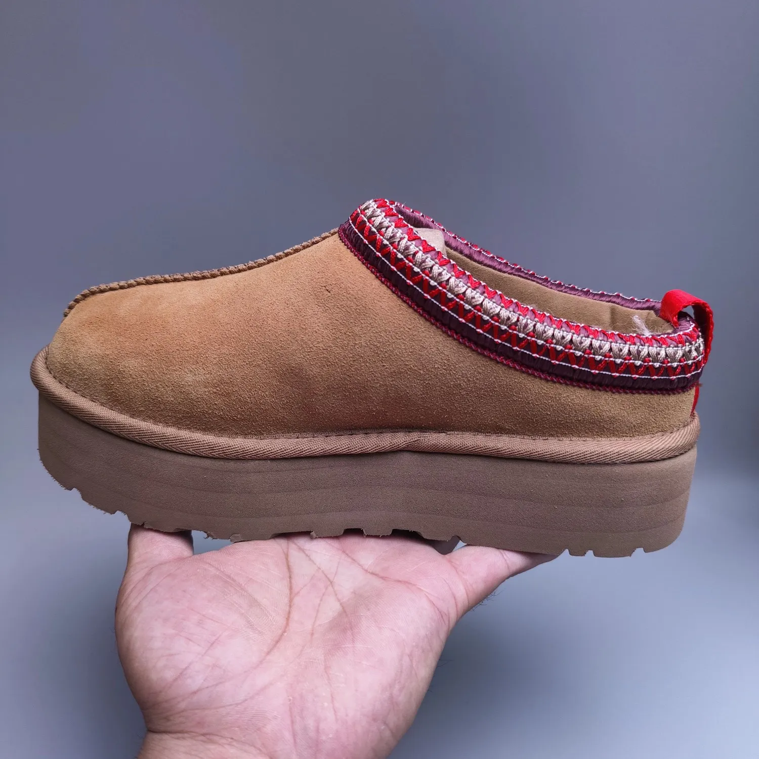 💰440 UGG sheepskin all-in-one snow boots 2553 co-branded national trend style thick-soled one-leg women’s snow boots🐾~ 🍭 A co-branded trendy item launched with well-known designer brands Feng Chen Wang and TELFAR. Zhou Dongyu & Wang Jiaer’s same style Fang Kete boots. The slip-on design makes it easy to put on and take off, and can be used indoors or outdoors. The exotic edging design is eye-catching, and it is definitely worth buying~ 🍭Material: cowhide➕sheep fur Outsole: rubber (light wing technology) 🍭Color: black, maroon, sand, dark green, light gray, chocolate, beige, walnut, brown, dark gray, red 🍭Number of codes: 35-42